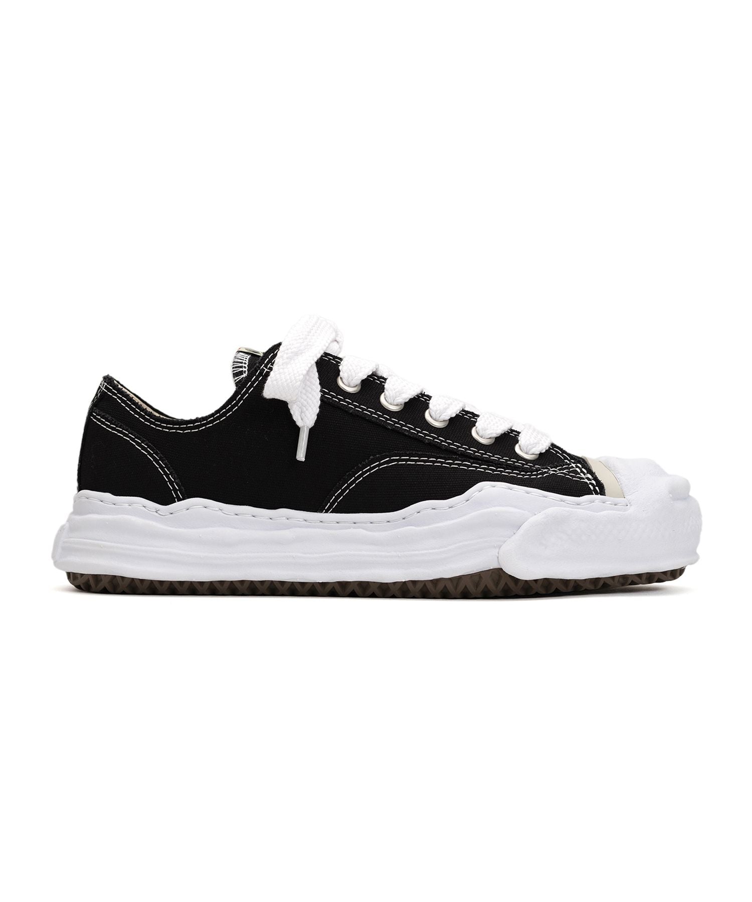 AESON LOW TOP SNEAKER