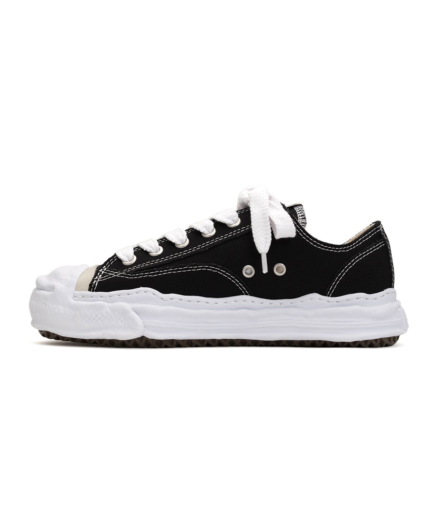 AESON LOW TOP SNEAKER