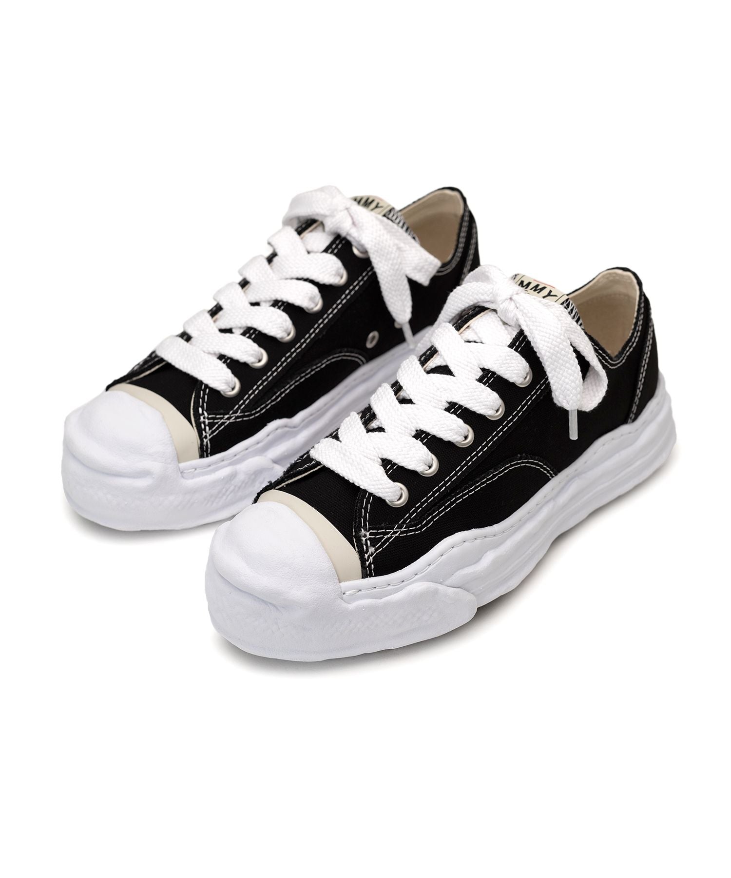 AESON LOW TOP SNEAKER